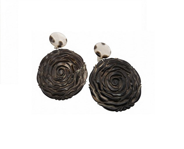 Rose nocturne, bijou boucles d'oreilles en nacre et clip argenté