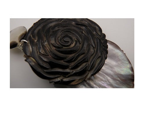 Rose nocturne, bijou boucles d'oreilles en nacre et clip argenté