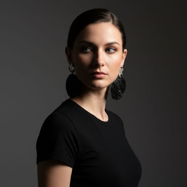 Rose nocturne, bijou boucles d'oreilles en nacre et clip argenté